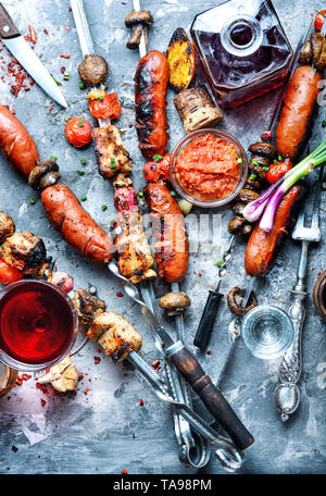 Assortiment de grillades, brochettes, saucisses et légumes grillés Banque D'Images