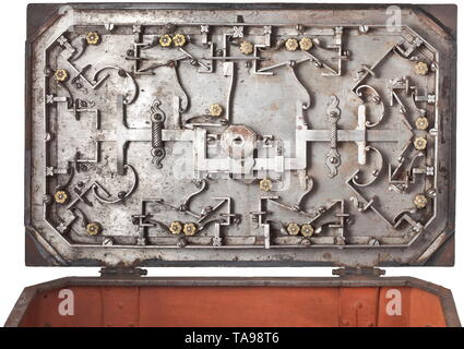 Un trésor de guerre Baroque Allemand, probablement vers 1760, Nuremberg corps rectangulaire de tôle de fer, les coins orné de pilastres surmontées de chapiteaux composites. Plaque de base à épaulement sur socle en bois. Deux poignées rabattables sur les côtés. Couvercle légèrement bombé entouré d'une garniture robuste. Cache serrure avec mécanisme secret et appliquée d'une décharge de lion de bronze, à côté deux rosettes ornement riveté. Élaborer, mécanisme de fermeture poli finement avec 16 verres (un verrou endommagé) et appliqué en forme de fleur rosettes en laiton. Chapelet d'origine intact avec ward, ou Additional-Rights Clearance-Info,--Not-Available Banque D'Images