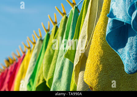 Lingettes de nettoyage en microfibre sur un lave-ligne. Banque D'Images