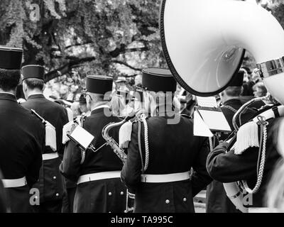 Vue arrière de l'orchestre militaire lors d'une cérémonie pour marquer des alliés de l'Ouest Deux victoire en Europe de l'armistice marquant le 72e anniversaire de la victoire sur l'Allemagne nazie en 1945 Banque D'Images