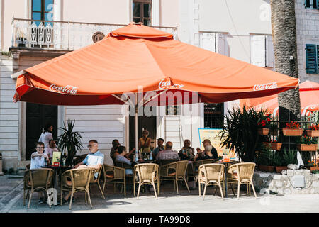 Le Monténégro, Kotor, le 23 mai 2019 : Les gens mangent et se reposer dans un café de la rue Banque D'Images