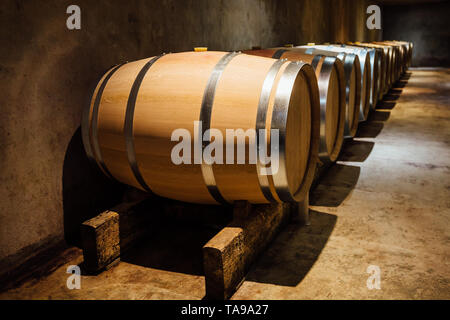 Vin élevées en fûts de chêne dans une cave. Banque D'Images