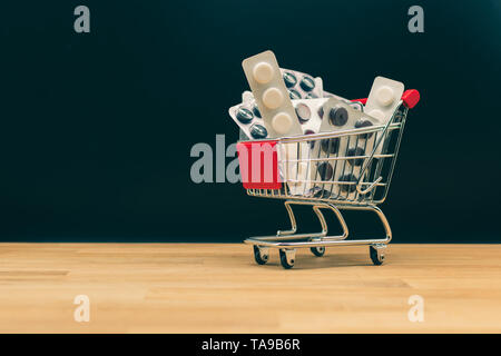Un chariot plein de pilules. Banque D'Images