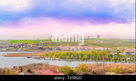 Ankara/Turkey-April 28 2019 ; un parc près du lac Mogan avec ville de Golbasi Banque D'Images