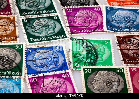 Alte Briefmarken, der Weimarer Republik, Reichspräsident Paul Ludwig Hans Anton von Beneckendorff und von Hindenburg, Deutsches Reich, 1933 Banque D'Images