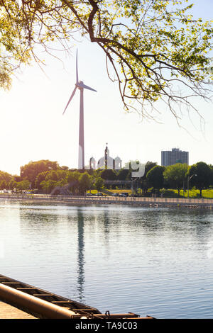 Toronto éolienne sur un lac coucher du soleil Banque D'Images