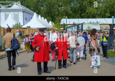 Londres, Royaume-Uni - 22 mai 2019: RHS Chelsea où les retraités de Chelsea dans leur uniforme rouge vif se mélangent avec les visiteurs au spectacle. Banque D'Images