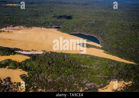 Lake Wabby et percuteur Sandblow sur Fraser Island, vue d'un avion, de l'Australie Banque D'Images