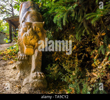 Belle statue de tigre en pierres sculptées, jardin décorations animaux Banque D'Images