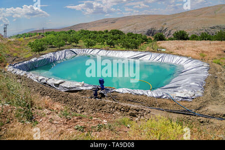 Réservoir d'irrigation avec des tuyaux et de la pompe Banque D'Images