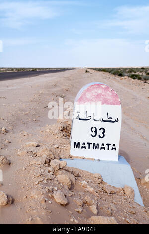 La Tunisie, Milepost sur une route du désert à la destination Matmata, Tunisie, l'Afrique. En passant par le lac salé Chott el-Jérid Banque D'Images