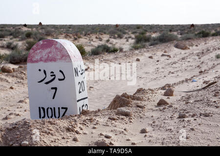 Milepost sur une plage de route pour la destination Douz, Tunisie, Afrique. En passant par le lac salé chott El Djerid. Copyspace Banque D'Images