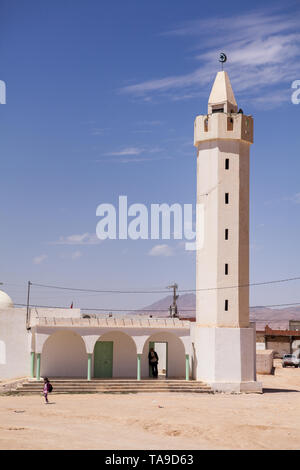 La Tunisie, l'AFRIQUE-vers mai, 2012 : le minaret d'une mosquée en milieu rural. C'est traditionnel lieu de culte pour les Musulmans. Banque D'Images