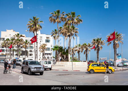 Le parking et la place se trouvent à proximité de la plage de Bou Jaafar, en face de l'avenue Hedi Chaker et du boulevard de la Corniche. Sousse, Tunisie Banque D'Images