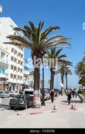 La rue Habeeb Burguiba mène à la plage de Bou Jaafar, traverse l'avenue Hedi Chaker et le boulevard de la Corniche. Sousse, Tunisie, Afrique Banque D'Images