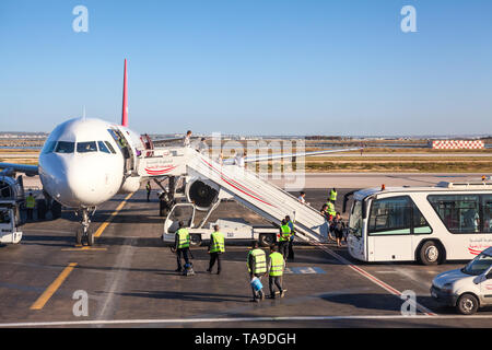 MONASTIR, Tunisie, Afrique-vers mai, 2012 : Les passagers de se détacher de l'avion du vol Tunisair compagnie. Airbus A319 avec le nombre TS-IMK est arrivé à Banque D'Images