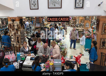 SOUSSE, TUNISIE-vers mai, 2012 : Les clients se tenir dans la file d'attente pour commander lane en souvenir de Yasmina centre. L'intérieur de grands cadeaux avec beaucoup de publicité Banque D'Images