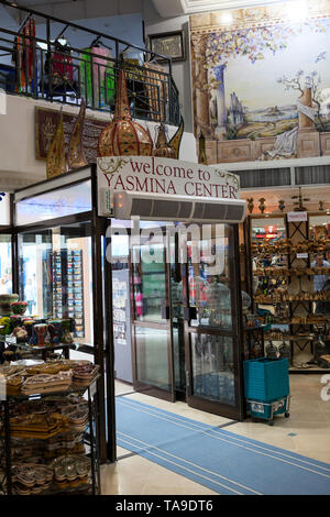 SOUSSE, TUNISIE-vers mai, 2012 : porte d'entrée et l'intérieur du centre souvenir Yasmina. L'intérieur de grands cadeaux avec beaucoup de cadeaux publicitaires et de n Banque D'Images