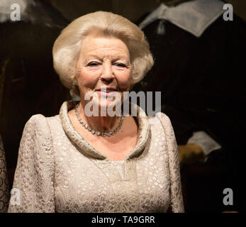 5 octobre 2015 - Boston, Massachusetts, United States : Son Altesse Royale la princesse Beatrix des Pays-Bas visite 'les distinctions de classes : la peinture hollandaise dans l'âge de Rembrandt et Vermeer exposition au Musée des Beaux-Arts à Boston, MA. Banque D'Images