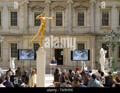 New York, USA. 22 mai, 2019. Directeur Max Hollein présente le programme pour les mois à venir au Metropolitan Museum of Art Le Metropolitan Museum of Art a l'intention d'exposer les œuvres d'art en face de son bâtiment pour la première fois cet automne. Crédit : Benno Schwinghammer/dpa/Alamy Live News Banque D'Images