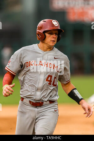 Oklahoma City, OK, États-Unis d'Amérique. 22 mai, 2019. University of Oklahoma catcher Brady Lindsly (40) lors d'un 2019 Phillips 66 Big 12 premier tour de championnat de baseball match entre l'Oklahoma Sooners et le Baylor Bears à Chickasaw Bricktown Ballpark à Oklahoma City, OK. Siegel gris/CSM/Alamy Live News Banque D'Images