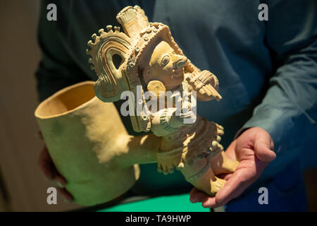 Iphofen, Allemagne. 21 mai, 2019. Un jeu de flûte de musicien de Jama Coaque Post, l'Équateur (1500 A.D.) fait d'argile tirée est tenu dans les mains de la Musée Knauf pendant les travaux de construction pour l'exposition "sons de l'Amérique ancienne - Instruments de musique dans l'art et la culture". À partir du 26 mai, le musée sera montrant autour de 40 instruments de musique anciens de l'Amérique centrale et du Sud. Selon le musée, les instruments seront au public pour la première fois. Les plus âgés ont plus de 4000 ans, le plus jeune d'environ 1400 ans. Crédit : Daniel Karmann/dpa/Alamy Live News Banque D'Images