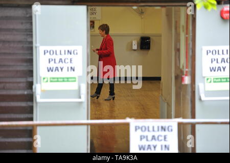 Uddingston, UK. 23 mai 2019. Premier Ministre, Nicola Sturgeon rend visite à son bureau de vote pour voter aux élections européennes pour le SNP pour garder l'Ecosse en Europe. Crédit : Colin Fisher/Alamy Live News Crédit : Colin Fisher/Alamy Live News Banque D'Images