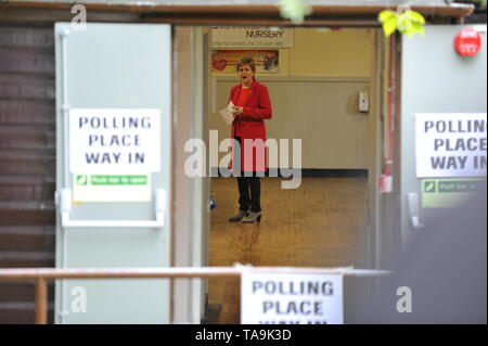 Uddingston, UK. 23 mai 2019. Premier Ministre, Nicola Sturgeon rend visite à son bureau de vote pour voter aux élections européennes pour le SNP pour garder l'Ecosse en Europe. Crédit : Colin Fisher/Alamy Live News Crédit : Colin Fisher/Alamy Live News Banque D'Images