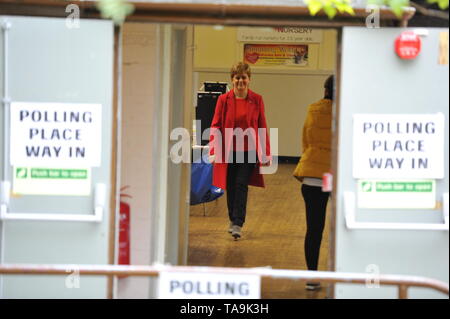 Uddingston, UK. 23 mai 2019. Premier Ministre, Nicola Sturgeon rend visite à son bureau de vote pour voter aux élections européennes pour le SNP pour garder l'Ecosse en Europe. Crédit : Colin Fisher/Alamy Live News Crédit : Colin Fisher/Alamy Live News Banque D'Images