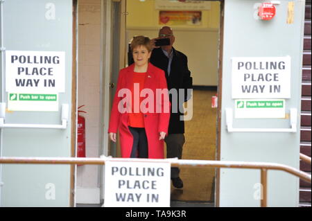 Uddingston, UK. 23 mai 2019. Premier Ministre, Nicola Sturgeon rend visite à son bureau de vote pour voter aux élections européennes pour le SNP pour garder l'Ecosse en Europe. Crédit : Colin Fisher/Alamy Live News Crédit : Colin Fisher/Alamy Live News Banque D'Images