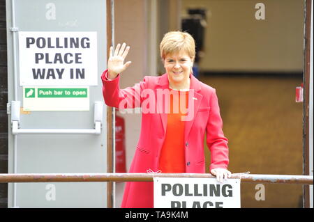 Uddingston, UK. 23 mai 2019. Premier Ministre, Nicola Sturgeon rend visite à son bureau de vote pour voter aux élections européennes pour le SNP pour garder l'Ecosse en Europe. Crédit : Colin Fisher/Alamy Live News Crédit : Colin Fisher/Alamy Live News Banque D'Images