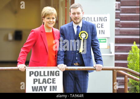 Uddingston, UK. 23 mai 2019. Premier Ministre, Nicola Sturgeon rend visite à son bureau de vote pour voter aux élections européennes pour le SNP pour garder l'Ecosse en Europe. Crédit : Colin Fisher/Alamy Live News Crédit : Colin Fisher/Alamy Live News Banque D'Images