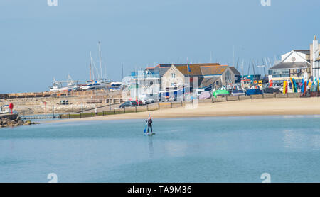 Lyme Regis, dans le Dorset, UK. 23 mai 2019. Météo France : un glorieux matin à la pittoresque plage de la ville balnéaire de Lyme Regis. La station balnéaire populaire est calme et tranquille aujourd'hui en vue de la prochaine maison de banque mai. Une famille de paddle-boarder tire parti de la paix. On s'attend à ce que les foules affluent à la plage populaire de la semaine prochaine pour se prélasser dans le doux temps qui a été prévu dans toute la côte sud de l'Angleterre. Credit : Celia McMahon/Alamy Live News. Banque D'Images