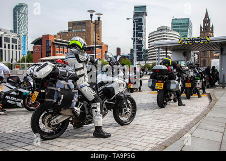 Fans de course automobile Isle of man TT à Liverpool, Merseyside. 23 mai, 2019 Royaume-Uni Météo: Beau, ensoleillé condition de voile jusqu'à 200 automobilistes queue pour monter à bord du ferry à l'île de Man pour assister aux courses de TT île. Des services de ferry supplémentaires doivent être ajoutés pour faire face à la demande importante de spectateurs qui se déplacent pour assister à l'événement qualifiant de la semaine du sport automobile de cette année et à la course la plus rapide sur la route de la planète. Crédit: MediaWorldImages/AlamyLiveNews Banque D'Images