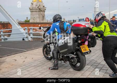 Fans de course automobile Isle of man TT à Liverpool, Merseyside. 23 mai, 2019 Royaume-Uni Météo: Beau, ensoleillé condition de voile jusqu'à 200 automobilistes queue pour monter à bord du ferry à l'île de Man pour assister aux courses de TT île. Des services de ferry supplémentaires doivent être ajoutés pour faire face à la demande importante de spectateurs qui se déplacent pour assister à l'événement qualifiant de la semaine du sport automobile de cette année et à la course la plus rapide sur la route de la planète. Crédit: MediaWorldImages/AlamyLiveNews Banque D'Images