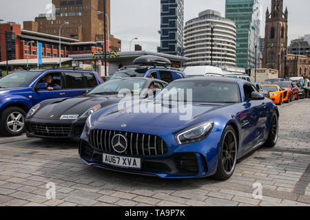 Liverpool, Merseyside. 23 mai 2019 UK Weather : amende, ensoleillée comme condition de la voile jusqu'à 200 motocyclistes et des dizaines de supercars dont un Mercedes-Benz Amg GT R Auto, file d'attente à bord du ferry pour l'île de Man de l'île TT races. L'utilisation des services de ferry sont à ajouter pour faire face à la grande demande pour les spectateurs à se rendre à cette année, la semaine du sport automobile haut des épreuves de qualification de la course sur route la plus rapide sur la planète. /AlamyLiveNews MediaWorldImages Crédit : Banque D'Images