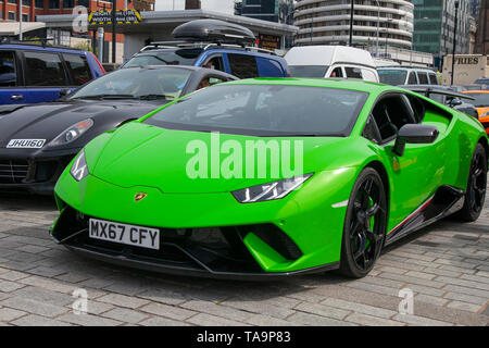 2017 Vert Lamborghini Huracan (1); Liverpool, Merseyside. 23 mai 2019 Royaume-Uni Météo: Beau, ensoleillé condition de voile jusqu'à 200 motocyclistes et des dizaines de supercars file pour monter à bord du ferry à l'île de Man pour assister aux courses de TT de l'île. Banque D'Images