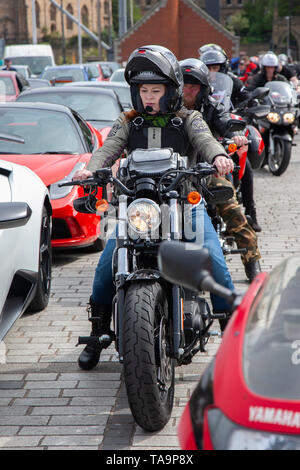 Fans de course automobile Isle of man TT à Liverpool, Merseyside. 23 mai, 2019 Royaume-Uni Météo: Beau, ensoleillé condition de voile jusqu'à 200 automobilistes queue pour monter à bord du ferry à l'île de Man pour assister aux courses de TT île. Des services de ferry supplémentaires doivent être ajoutés pour faire face à la demande importante de spectateurs qui se déplacent pour assister à l'événement qualifiant de la semaine du sport automobile de cette année et à la course la plus rapide sur la route de la planète. Crédit: MediaWorldImages/AlamyLiveNews Banque D'Images