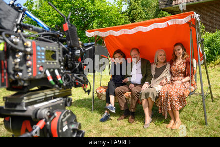 Lehrte, Allemagne. 23 mai, 2019. Claudia Michelsen (l-r), l'actrice, Michael Wittenborn, acteur, Eleonore Weisgerber, actrice, et Karin Hanczewski, actrice, Hollywood s'asseoir sur une balançoire dans un décor de film pour un drame familial NDR avec le titre de travail "Auf dem Grund'. Credit : Christophe Gateau/dpa/Alamy Live News Banque D'Images