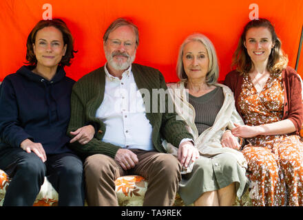 Lehrte, Allemagne. 23 mai, 2019. Claudia Michelsen (l-r), l'actrice, Michael Wittenborn, acteur, Eleonore Weisgerber, actrice, et Karin Hanczewski, actrice, Hollywood s'asseoir sur une balançoire dans un décor de film pour un drame familial NDR avec le titre de travail "Auf dem Grund'. Credit : Christophe Gateau/dpa/Alamy Live News Banque D'Images