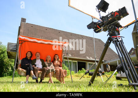 Lehrte, Allemagne. 23 mai, 2019. Claudia Michelsen (l-r), l'actrice, Michael Wittenborn, acteur, Eleonore Weisgerber, actrice, et Karin Hanczewski, actrice, Hollywood s'asseoir sur une balançoire dans un décor de film pour un drame familial NDR avec le titre de travail "Auf dem Grund'. Credit : Christophe Gateau/dpa/Alamy Live News Banque D'Images