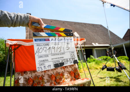 Lehrte, Allemagne. 23 mai, 2019. Un assistant est titulaire d'un clapet du film sur un plateau de tournage d'un drame familial NDR avec le titre de travail sur le "terrain". Credit : Christophe Gateau/dpa/Alamy Live News Banque D'Images