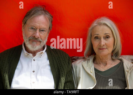 Lehrte, Allemagne. 23 mai, 2019. Michael Wittenborn (l), l'acteur, et Eleonore Weisgerber, actrice, Hollywood s'asseoir sur une balançoire dans un décor de film pour un drame familial NDR avec le titre de travail "Auf dem Grund'. Credit : Christophe Gateau/dpa/Alamy Live News Banque D'Images