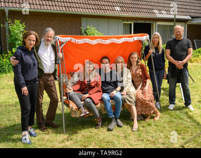 Lehrte, Allemagne. 23 mai, 2019. Claudia Michelsen (l-r), l'actrice, Michael Wittenborn, acteur, Sabine Holtgreve, éditeur à NDR, Thorsten M. Schmidt, directeur, Eleonore Weisgerber, actrice, Karin Hanczewski Föringer, actrice, Anja, producteur, et Mathias Neumann, cameraman, s'asseoir et se tenir dans un décor de cinéma pour un drame familial NDR avec le titre de travail "Auf dem Grund'. Credit : Christophe Gateau/dpa/Alamy Live News Banque D'Images