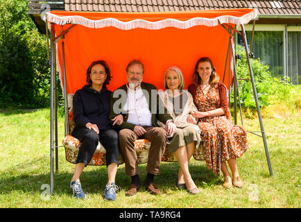 Lehrte, Allemagne. 23 mai, 2019. Claudia Michelsen (l-r), l'actrice, Michael Wittenborn, acteur, Eleonore Weisgerber, actrice, et Karin Hanczewski, actrice, Hollywood s'asseoir sur une balançoire dans un décor de film pour un drame familial NDR avec le titre de travail "Auf dem Grund'. Credit : Christophe Gateau/dpa/Alamy Live News Banque D'Images