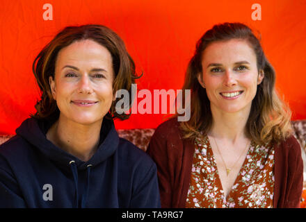 Lehrte, Allemagne. 23 mai, 2019. Claudia Michelsen (l), actrice, et Karin Hanczewski, actrice, Hollywood s'asseoir sur une balançoire dans un décor de film pour un drame familial NDR avec le titre de travail "Auf dem Grund'. Credit : Christophe Gateau/dpa/Alamy Live News Banque D'Images