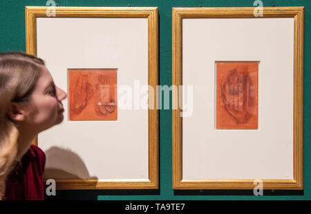 La Queen's Gallery, Londres, Royaume-Uni. 23 mai 2019. Léonard de Vinci : une vie dans le dessin est la plus grande exposition de l'œuvre de Leonardo dans plus de 65 ans, et marque le 500e anniversaire de la mort de l'artiste. L'exposition présente plus de 200 dessins de Leonardo, tirées de la Collection Royale. Image : Le drapé d'une poitrine et le manchon, dessins préparatoires pour le Christ comme sauveur du monde (Salvator mundi), c.1504-8. L'exposition est présentée du 24 mai-13 octobre 2019. Credit : Malcolm Park/Alamy Live News. Banque D'Images