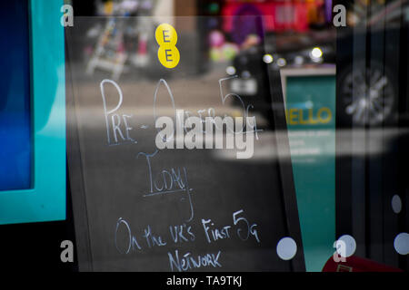 (190523) -- Londres, 23 mai 2019 (Xinhua) -- Photo prise le 23 mai 2019 montre une EE store à Londres, Grande-Bretagne. L'opérateur de réseau mobile EE a déclaré mercredi qu'elle lancera le premier service 5G dans six grandes villes le 30 mai. EE s'allume ses 5G Service à Londres, Cardiff, Edimbourg, Belfast, Birmingham et Manchester plus tard en mai. Un porte-parole de BT, le groupe parent de l'ERE, Xinhua a dit : "Comme nous l'avons indiqué précédemment, Huawei continuera à alimenter notre infrastructure réseau radio 5G -- ils demeurent un précieux et fournisseur innovant.' (Xinhua/Alberto Pezzali) Banque D'Images