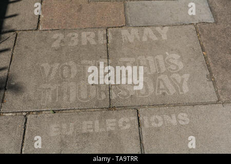 London UK. 23 mai 2019. Un message à voter aux élections européennes est marquée sur un trottoir à Londres comme experts prédisent Brexit Partie de Nigel Farage à bien faire aux dépens de la majorité et les partis conservateurs Crédit : amer ghazzal/Alamy Live News Banque D'Images