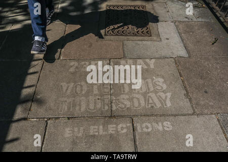 London UK. 23 mai 2019. Un message à voter aux élections européennes est marquée sur un trottoir à Londres comme experts prédisent Brexit Partie de Nigel Farage à bien faire aux dépens de la majorité et les partis conservateurs Crédit : amer ghazzal/Alamy Live News Banque D'Images